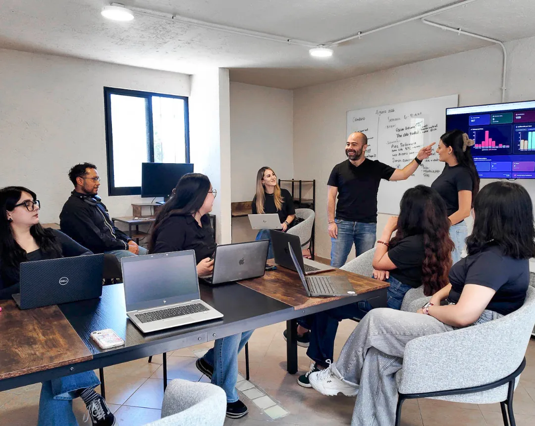 Equipo Aigenci en sesión de estrategia